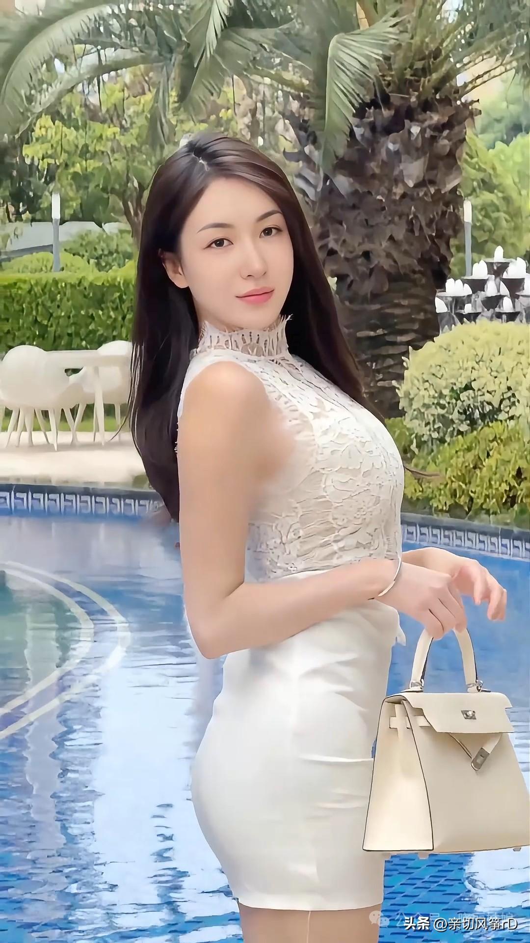 度假风穿搭指南：白色蕾丝连衣裙搭配米色手袋，尽显优雅与浪漫！🌴👗👜高级感写