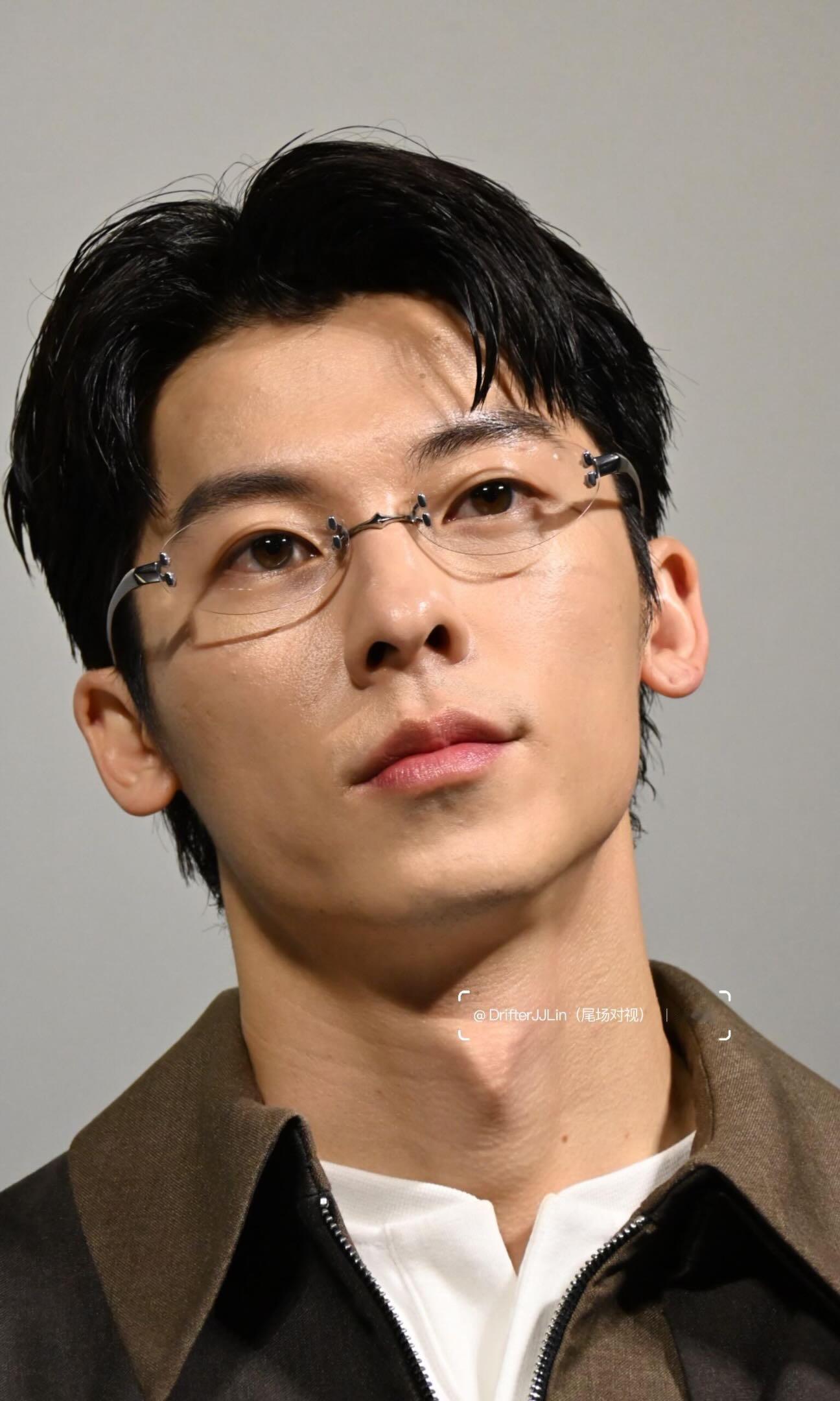 你老公被怼脸拍都帅成这样 