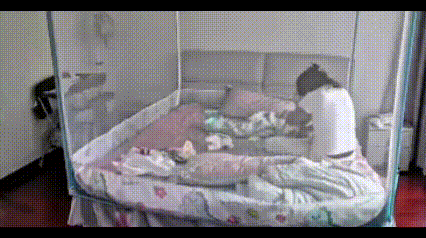 一位宝妈在给宝宝清理屁股的时候
不小心从床上摔下来磕到了头
床上仅十个多月的宝宝