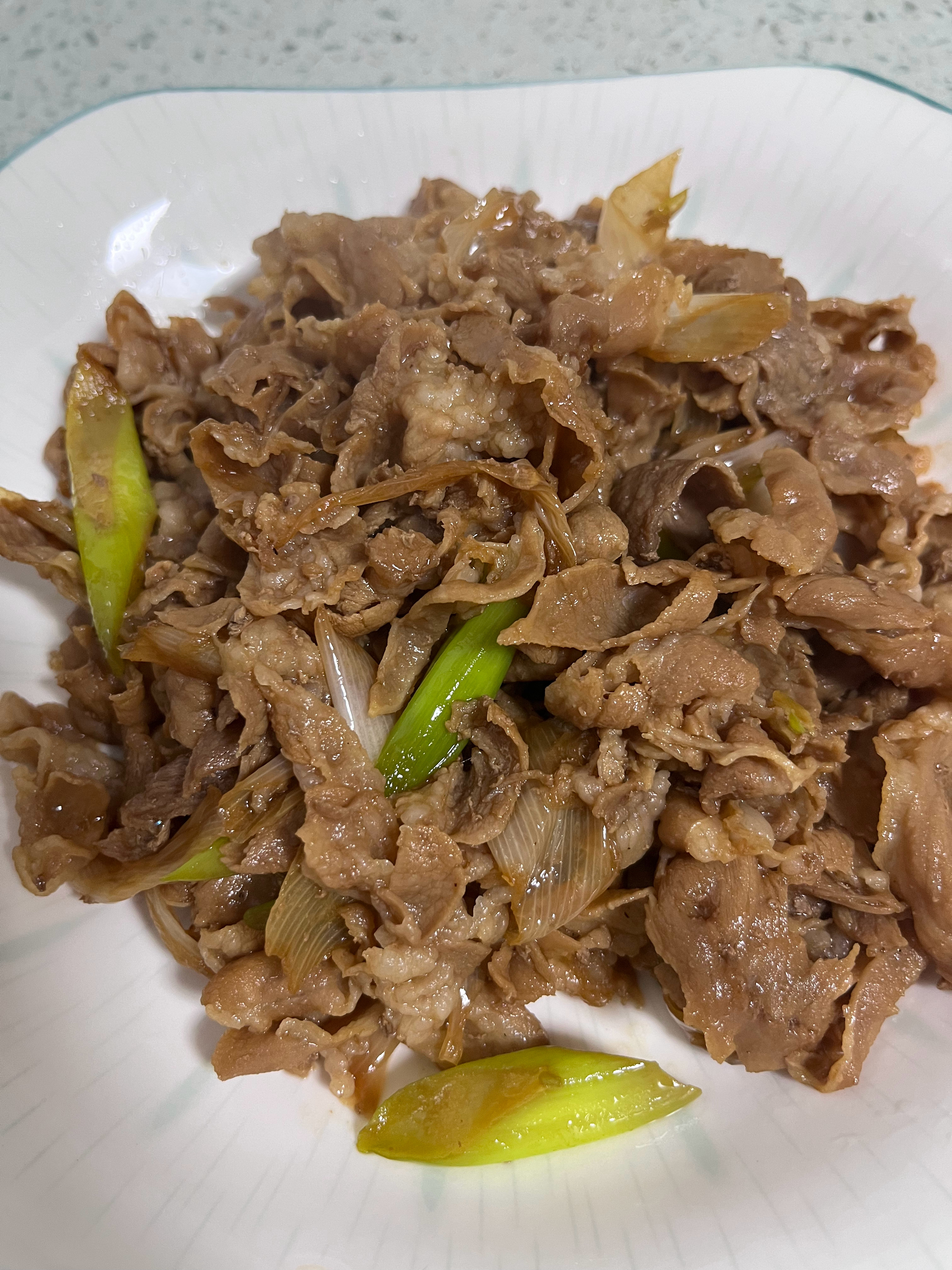 今日份晚饭已OK～突然想吃葱爆羊肉了，怀念老爸做的味道～今天试着做一回还行哈～ 