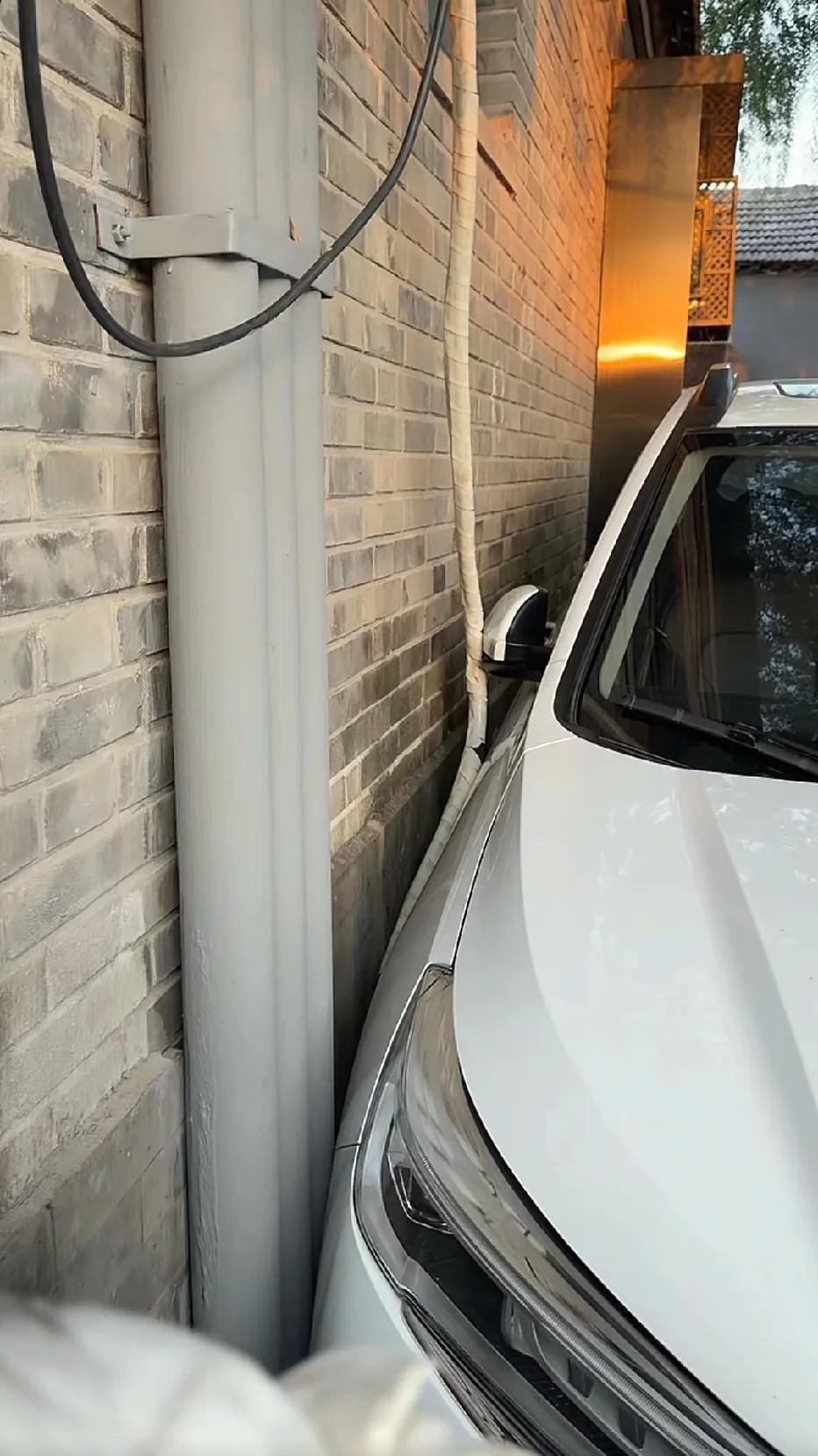 北京胡同里的停车技术，都这样停车的吗？水平也太高了吧，这是咋停进去的？[捂脸]我
