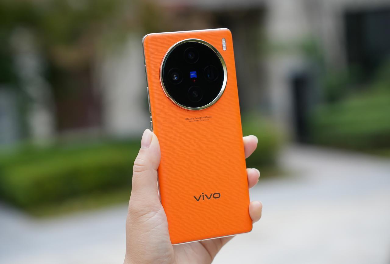 vivo X100 Ultra估计也有两个版本了，一个普通的Ultra，一个带北
