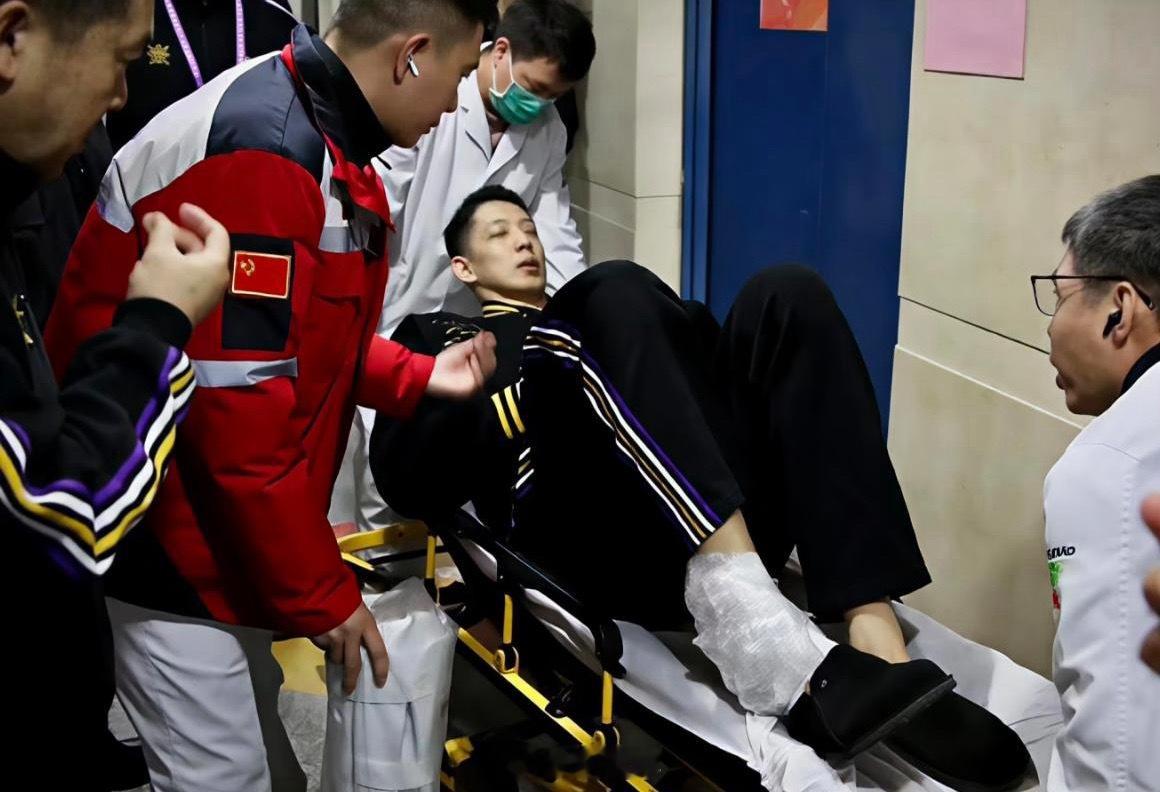 老沈的脚踝令人担心，希望他尽快顺利康复！北控男篮vs新疆男篮沈梓捷受伤