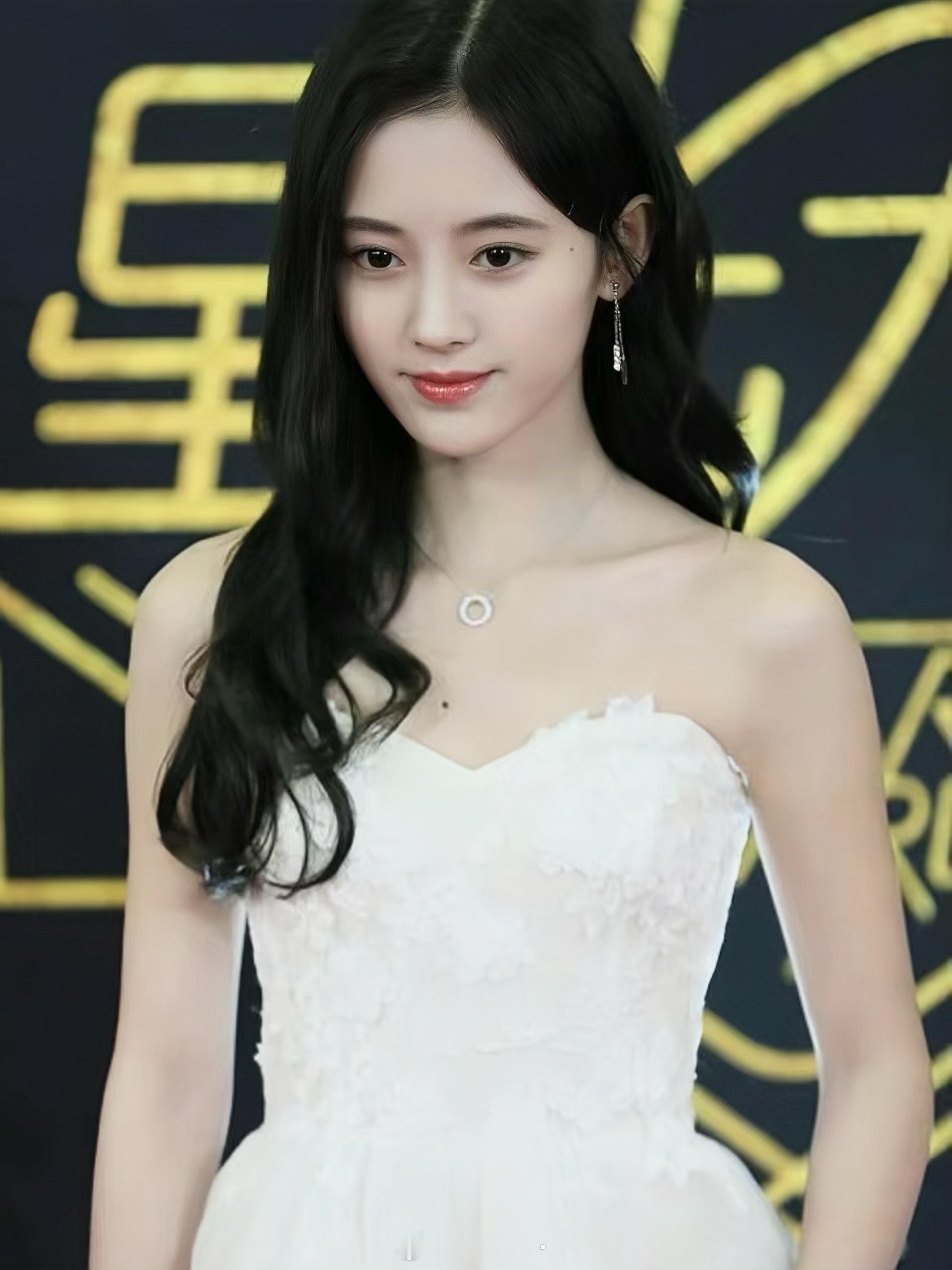 鞠婧祎9年女王归来时隔九年 白天鹅与黑天鹅的碰撞！九年前你是青涩的小公主 现在的