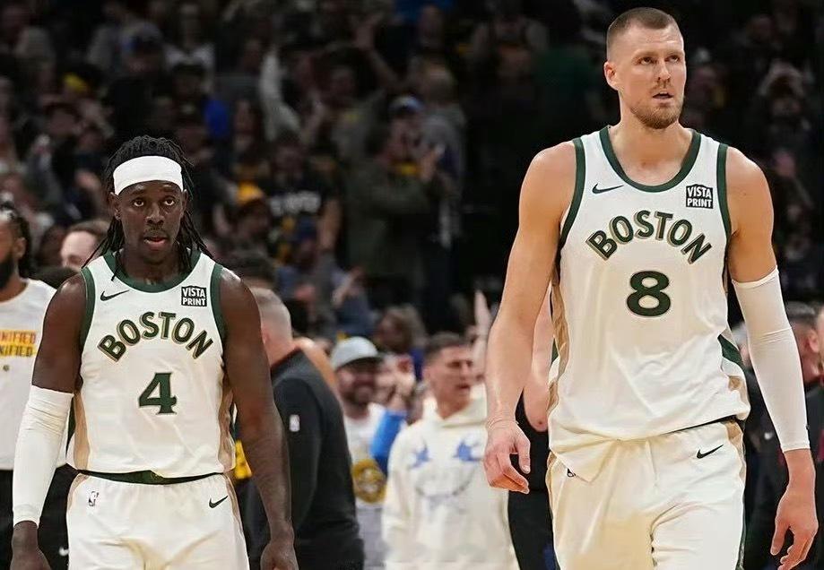 NBA记者Hardwood Paroxysm透露，洛杉矶快船正计划在休赛期追逐一