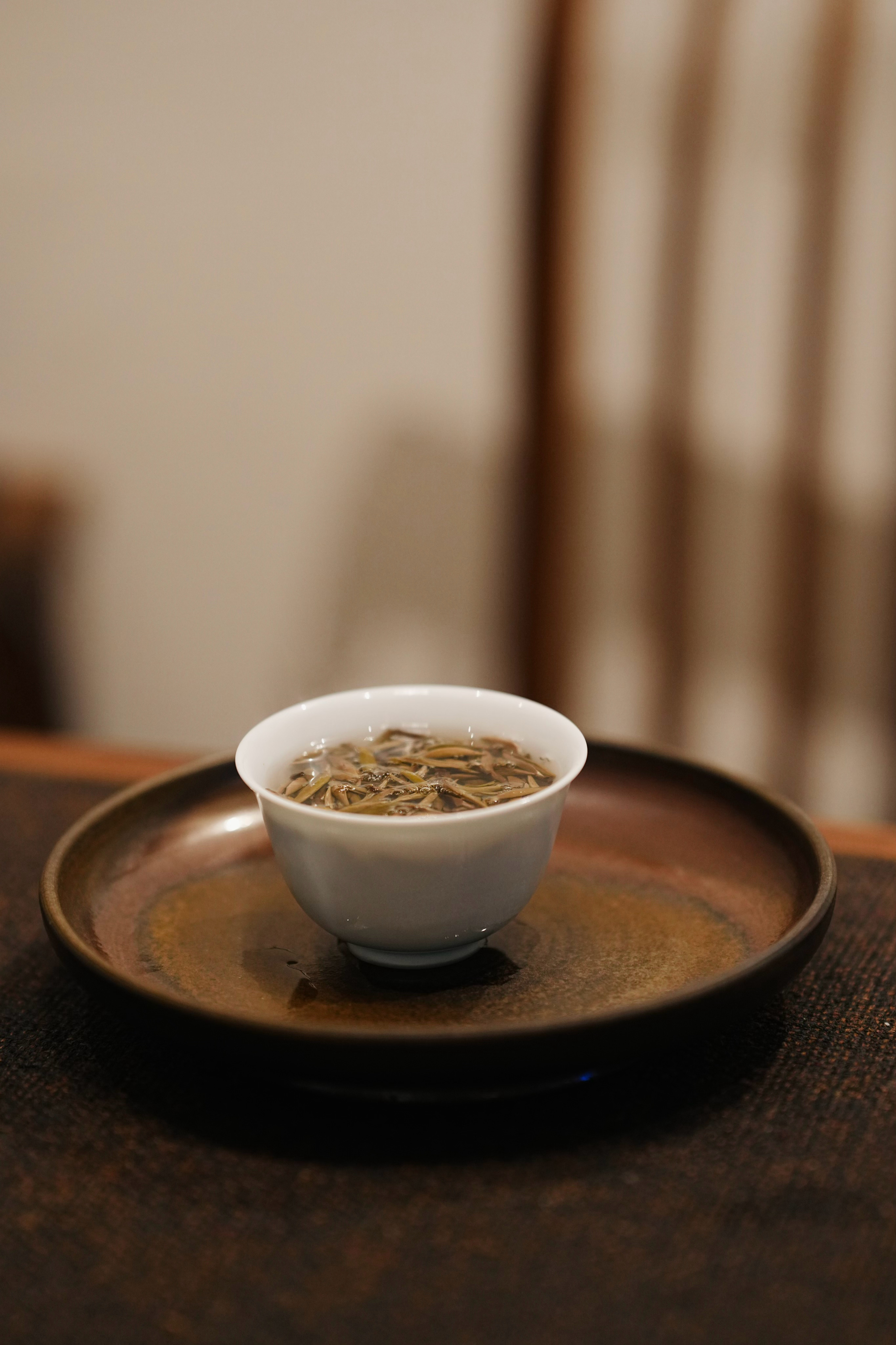 茶有回甘，夜有余温。夜雨，像一场无声的对白。 福鼎