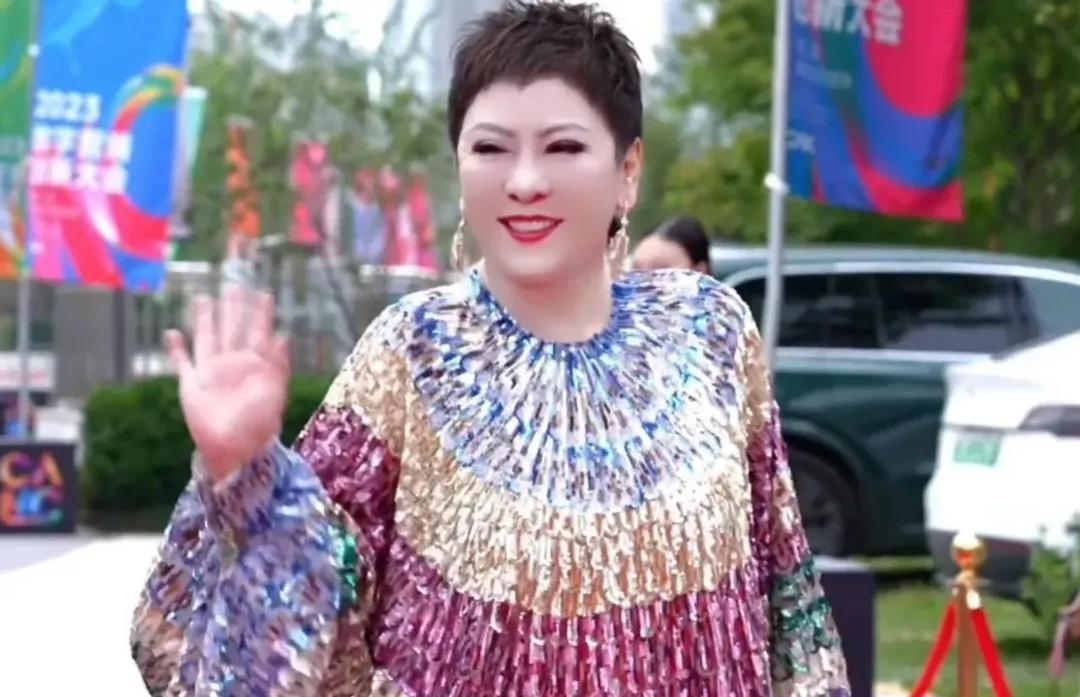 优秀的女人都是相似的，看向太出来直播带货的火热状态，莫名想到了重新出山的郭德纲老