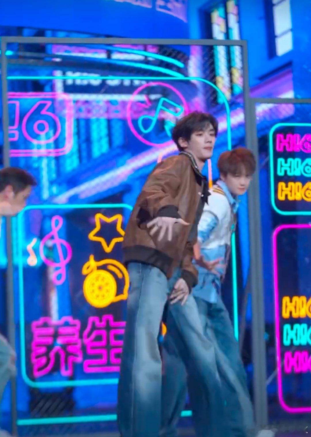 丁程鑫HeyMamma舞台直拍你好星期六 丁程鑫《Hey Mamma》直拍上线即