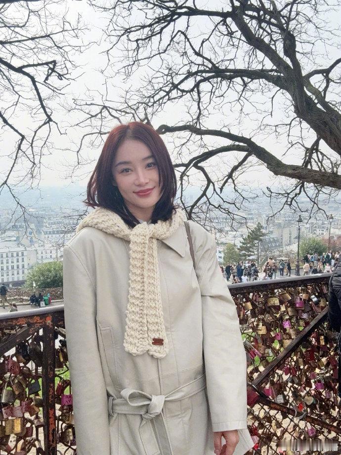 袁姗姗分享灵魂肖像画 一眼就认出是姗姗姐！巴黎街头喝着咖啡吃着冰淇淋还能收获一副