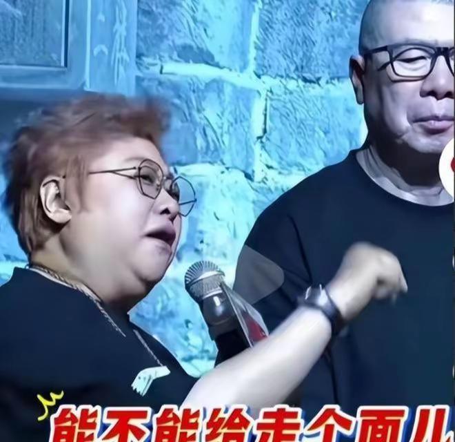 其兴也勃焉，其亡也忽焉。兴于为人民服务，败于替资本站台。是非成败转头空，韩红不是