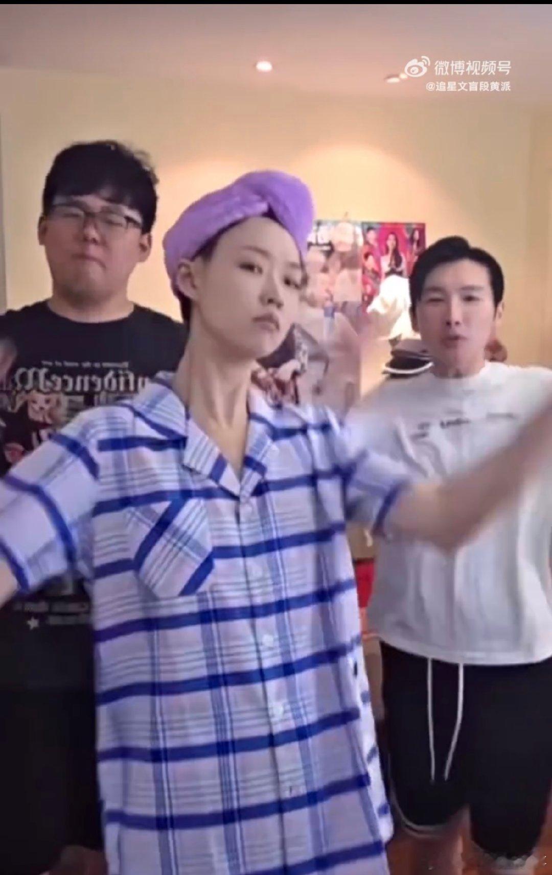 管乐直播说张小婉家有蟑螂 救命！管乐直播收拾屋子呢，突然cue张小婉家有蟑螂，这