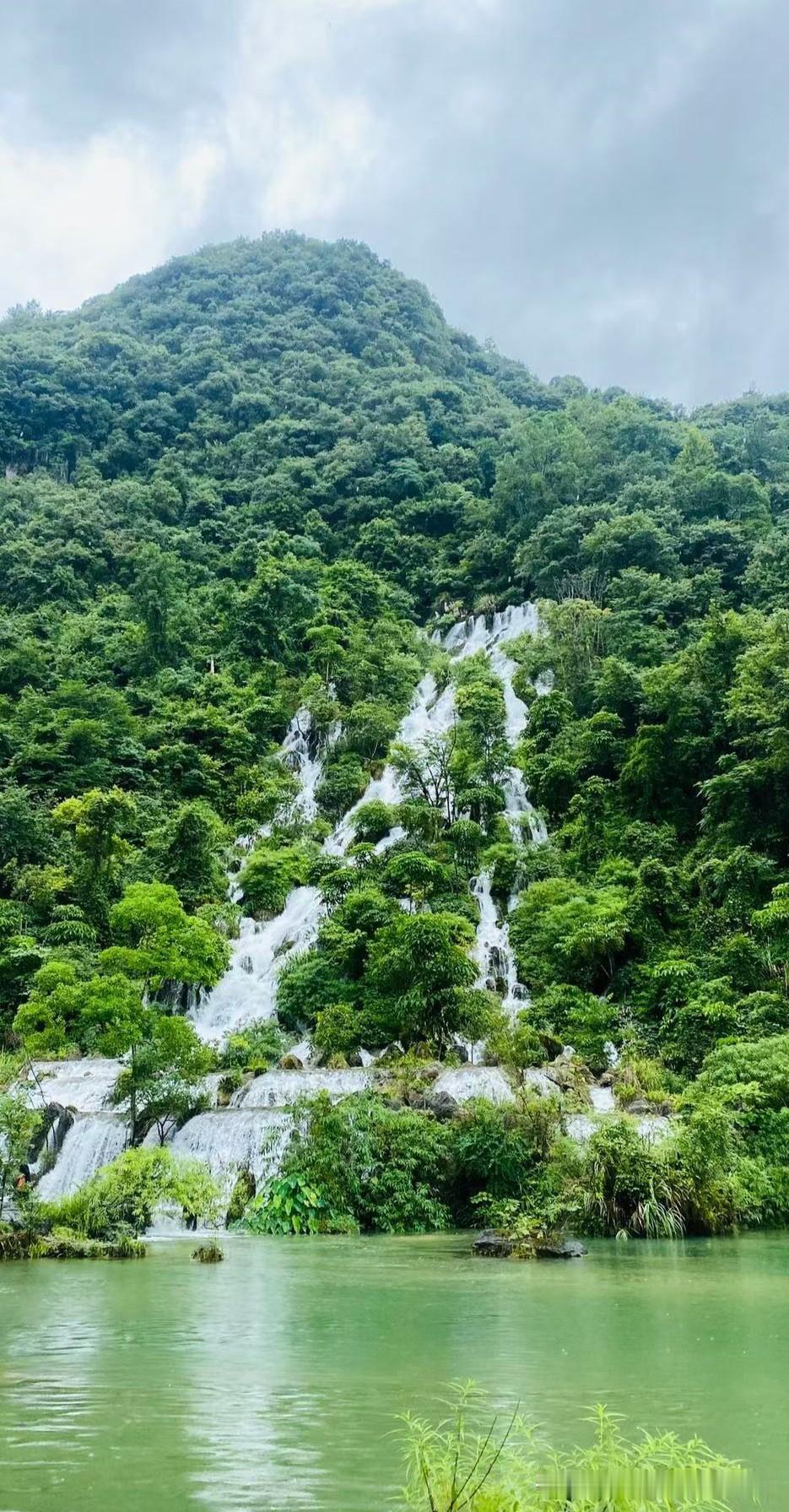 股市是经济晴雨表，
截止目前公开的数据显示，国庆期间电影消费明显下滑趋势，
其他