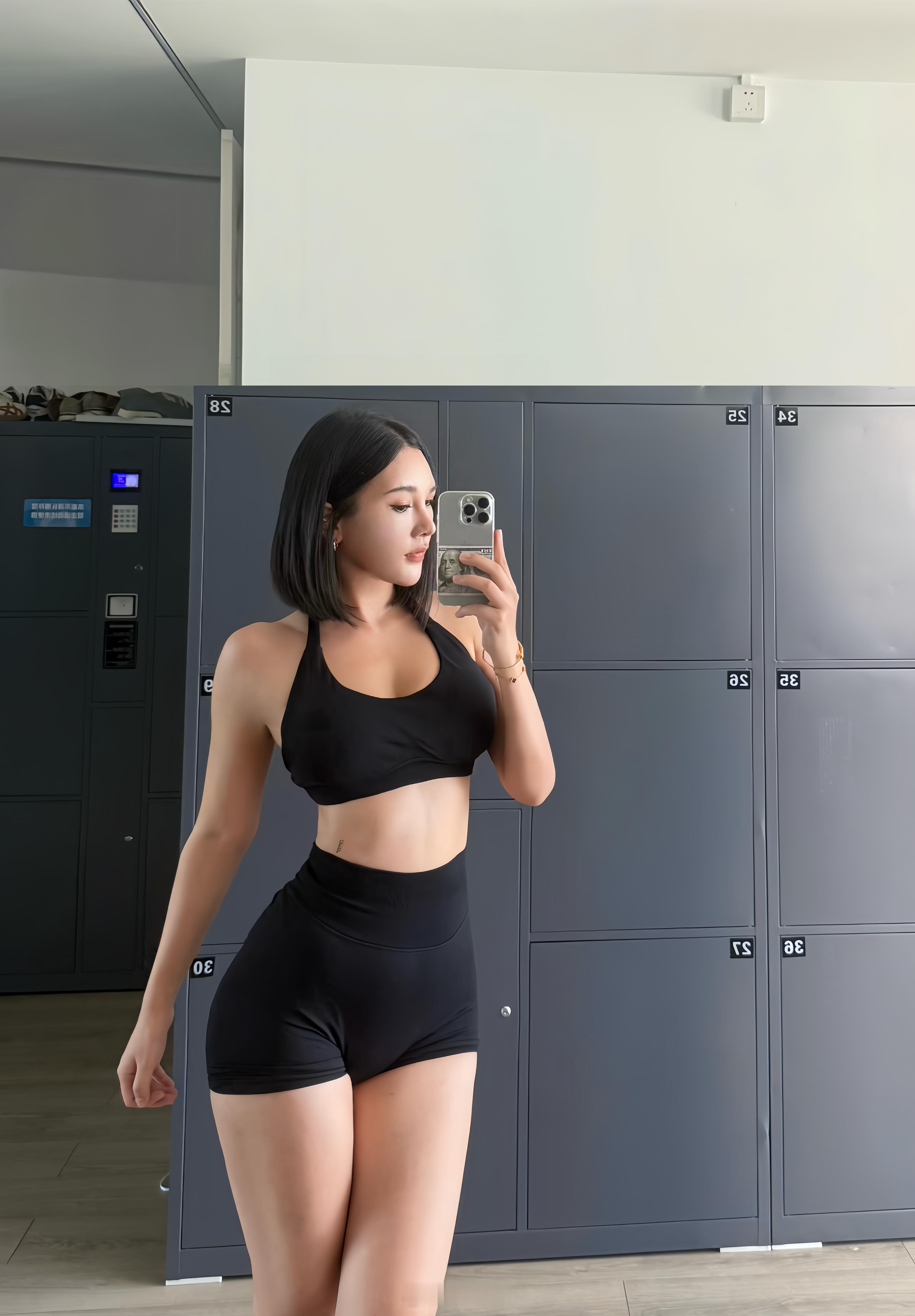 “拥有什么，就享受什么生活没有说明书，所以常常看看不懂” ​​​