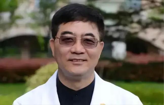 上海中山医院顶尖心内科主任葛均波，在为一位19岁的少女做心脏手术时，竟突然颤抖着