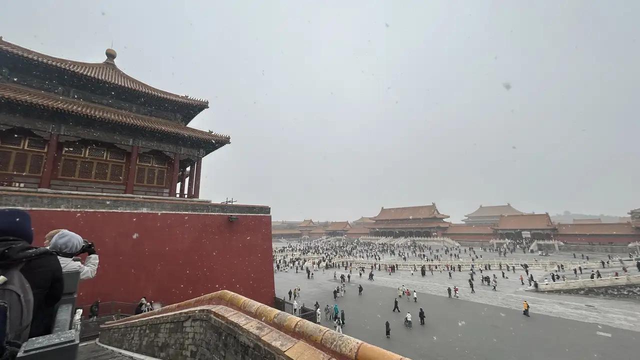 北京的雪终于下到故宫了，这一刻，仿佛穿越时空的奇迹再次降临。古老的紫禁城在白雪的