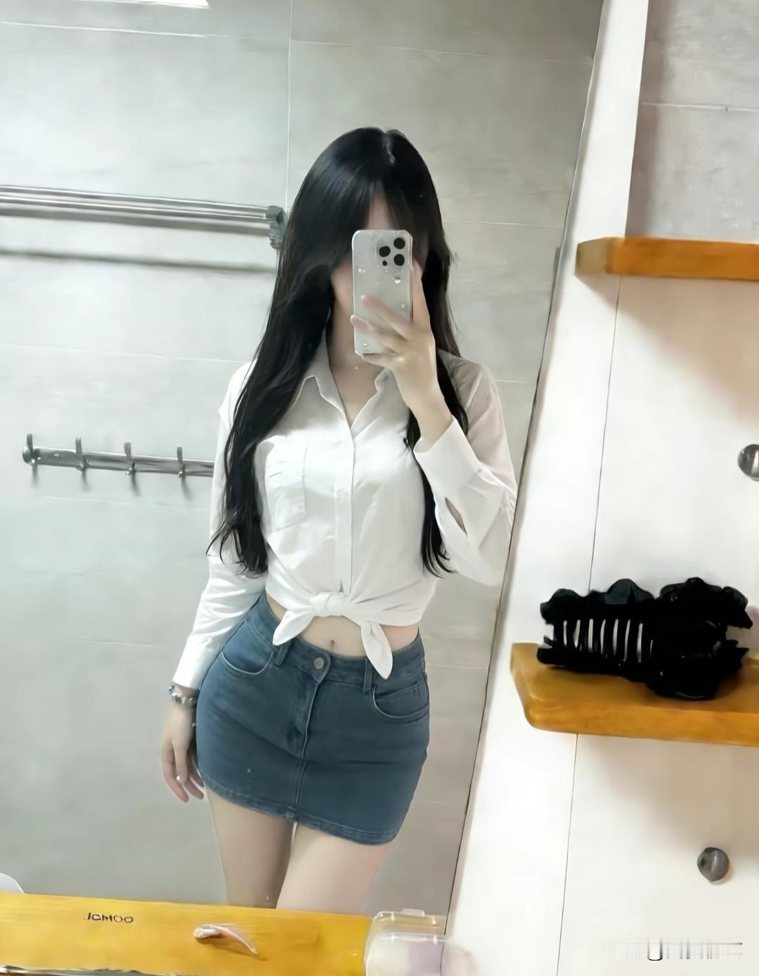白色衬衫+牛仔短裙，清新又帅气！身材和颜值都在线是什么体验?