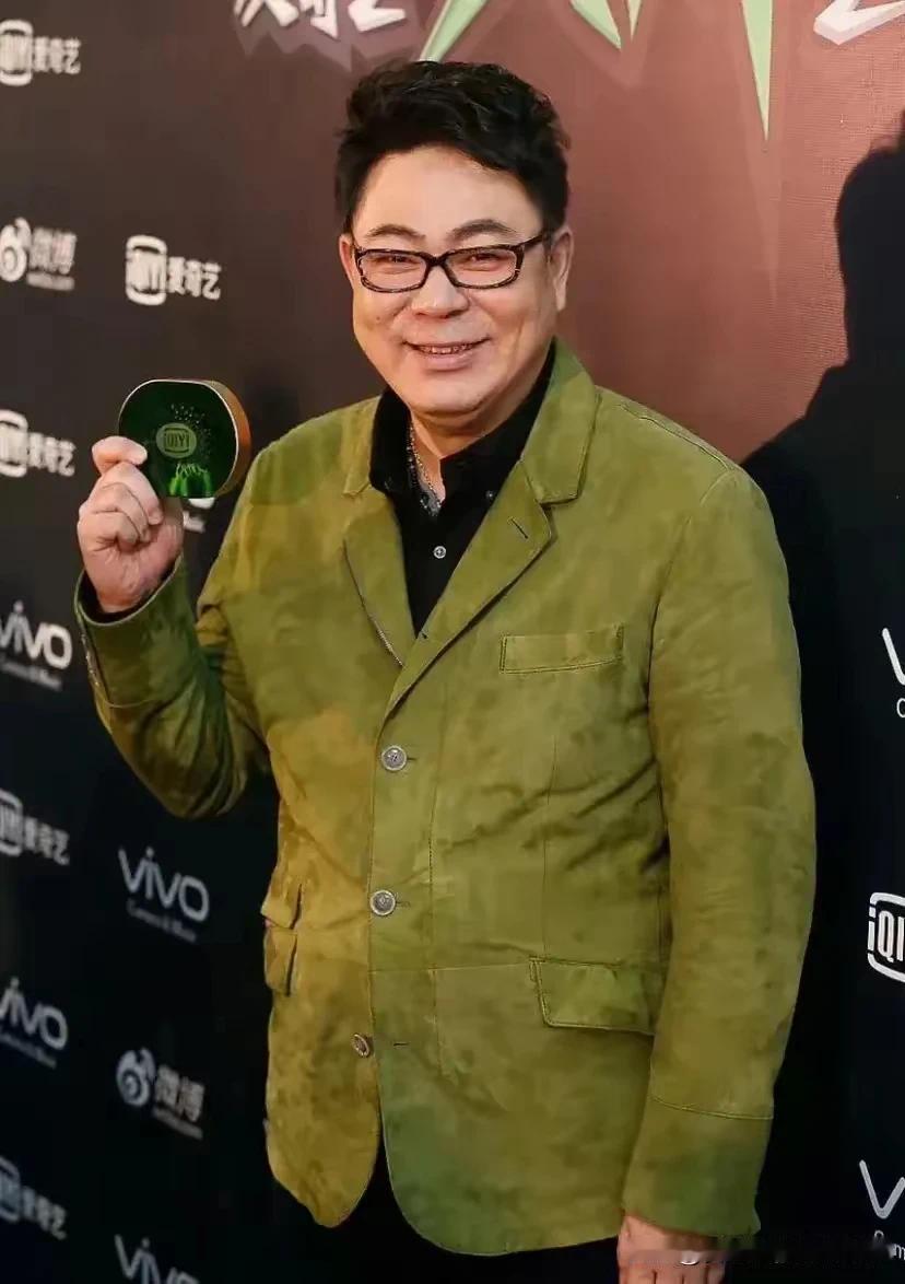 高亚麟不是单身吗？这也不算出轨吧！
高亚麟，72 年出生，今年 52 岁，导演，