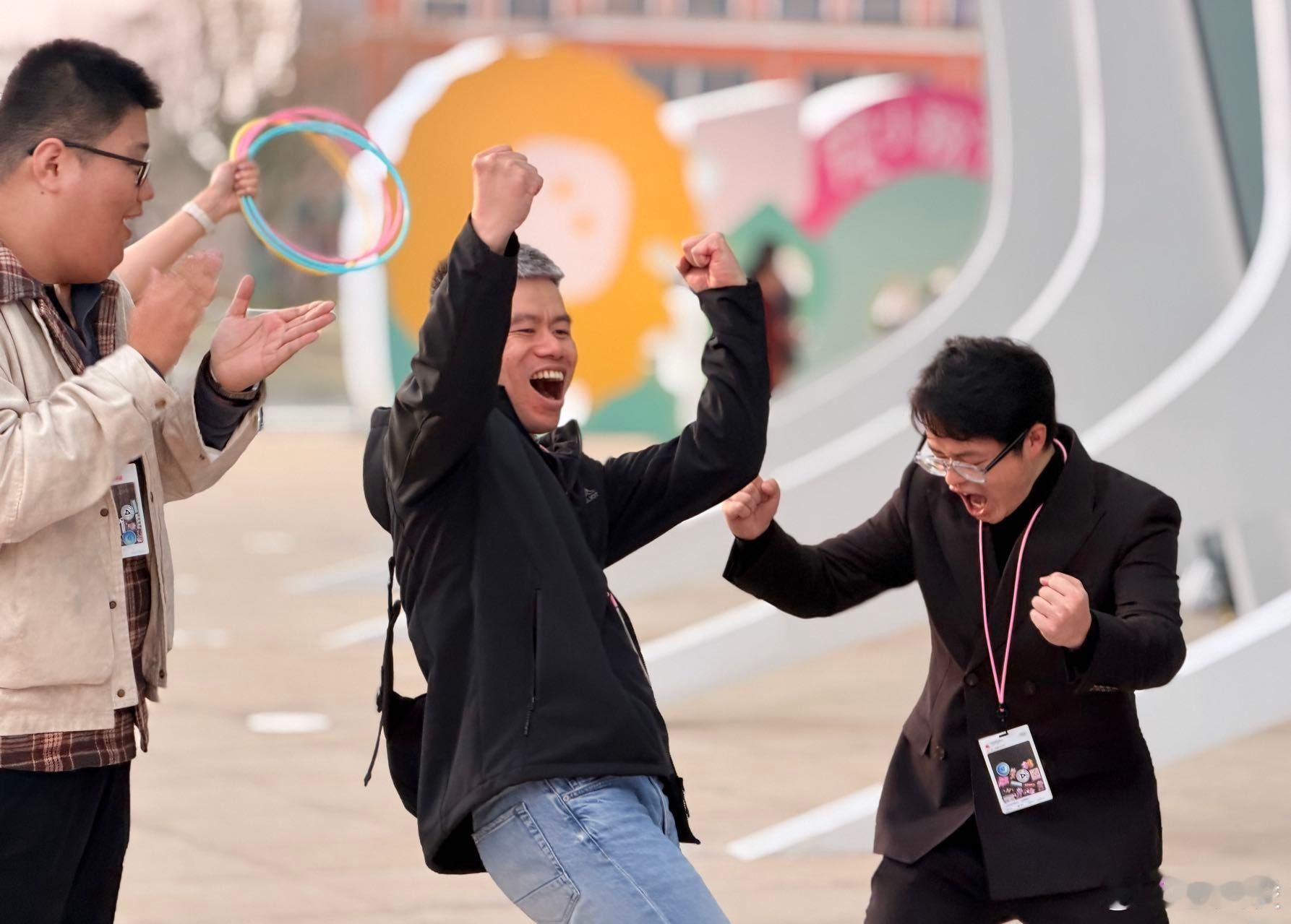 这个年会我是真想去  理想年会必须是轻松挂！没有冗长发言，不用强行社交，全是抽奖