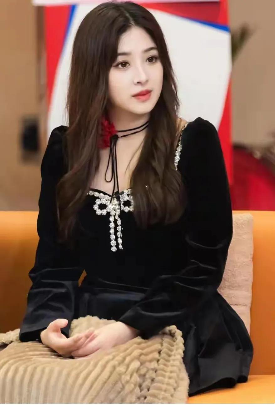 红唇微启，眉眼如画。气质美女妹妹。
