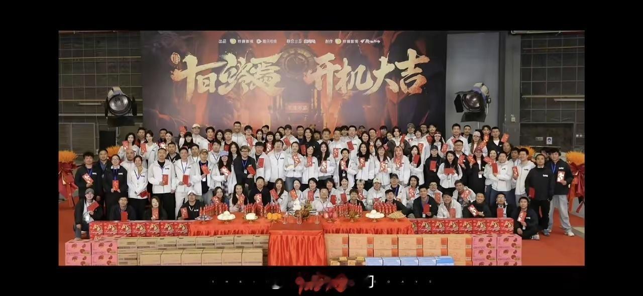 《十日终焉》开机照来了！果然，又是李宁赞助的工作服，一人一套大手笔！肖战这位代言