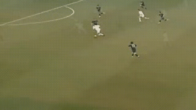 这是国际米兰旧将阿德里亚诺，当年在欧冠淘汰赛面对波尔图打入的一记精彩进球。他先是