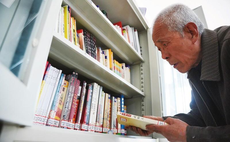 60年前，还是少年的他第一次走进村图书室，一颗爱读书的种子，从此就在心底扎了根。