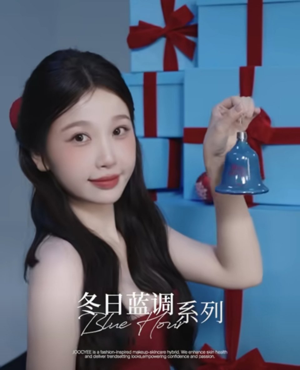 虞书欣圣诞蓝调  虞书欣怼脸也太美了吧，虞书欣的每一次出现就让人心动一次，斯哈斯