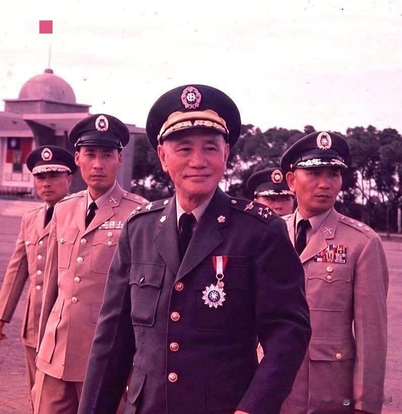 这是黄埔军校校长晚年的一张罕见照片，此时他身边能用之人已先后离开，如陈辞修，胡宗