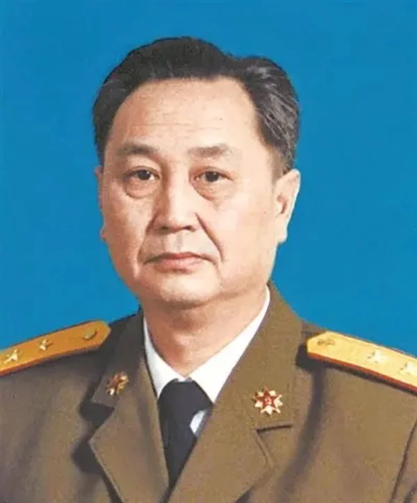 照片中的人，叫叶正大，是叶挺将军的长子。叶挺从小就培养他不怕困难的作风...