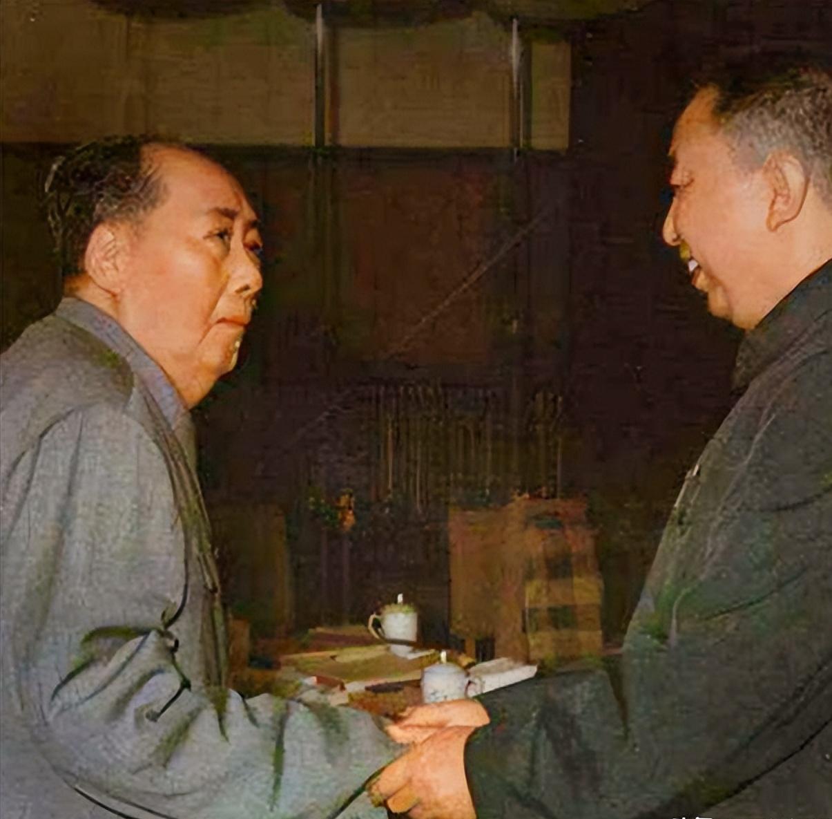 [微风]1976年，毛主席去世，当华国锋赶到中南海时，毛主席已无呼吸，情急之下，