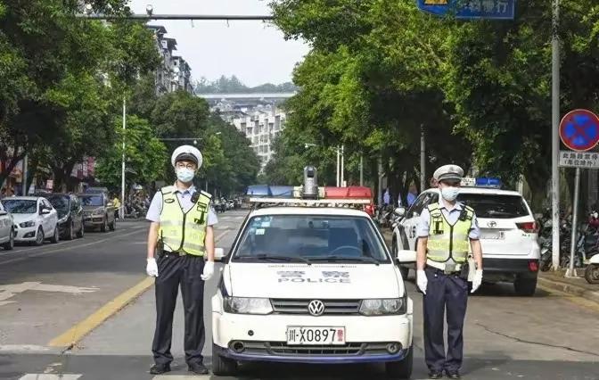 今天终于“霸气”了一次，交警被我“气”走了！今天开车去办点私事，走到一个十字路口