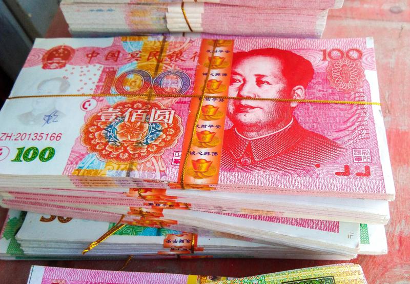 2月9日，山东枣庄一老人连续7年用冥币买遍半条街，面对疑似精神不太正常的老人，商