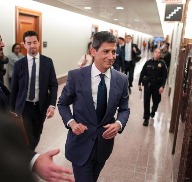 在沃什的认知框架里，货币存在一个"第一性原理"：货币的价值从何而来？
归根结底，