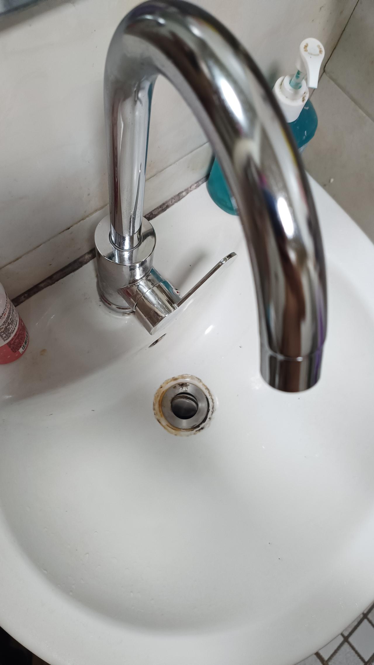 店里卫生间的面盆水龙头下面的软管滴水，找了一个维修工过来，开口要150。我听的是