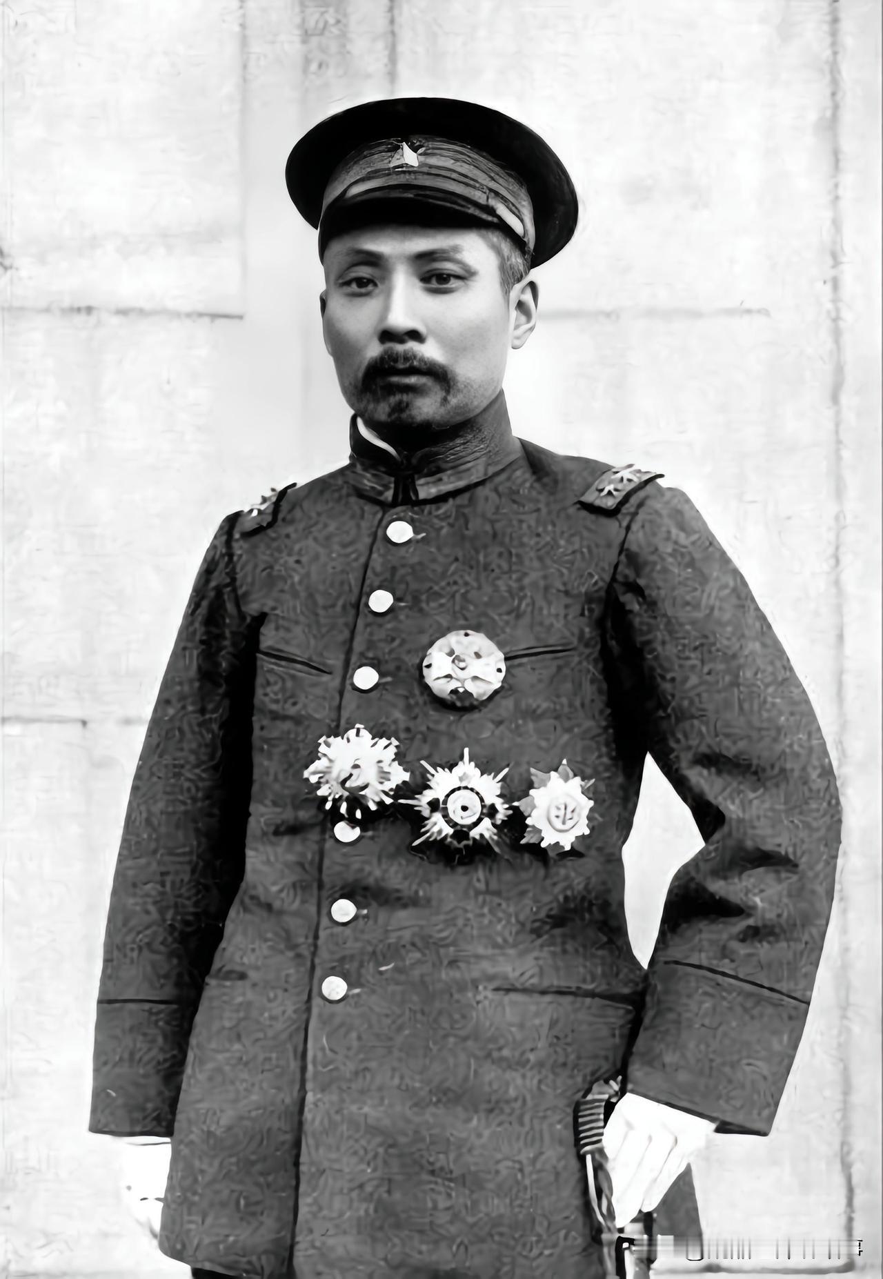 段祺瑞和冯国璋反目的原因？
他俩本来都是北洋武备学堂毕业的同学，后来反目的原因是