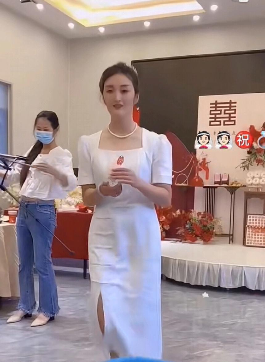 陈亚楠在今年也完成了人生大事，找到了自己满意的另一半，两个人甜蜜订婚了。

看着