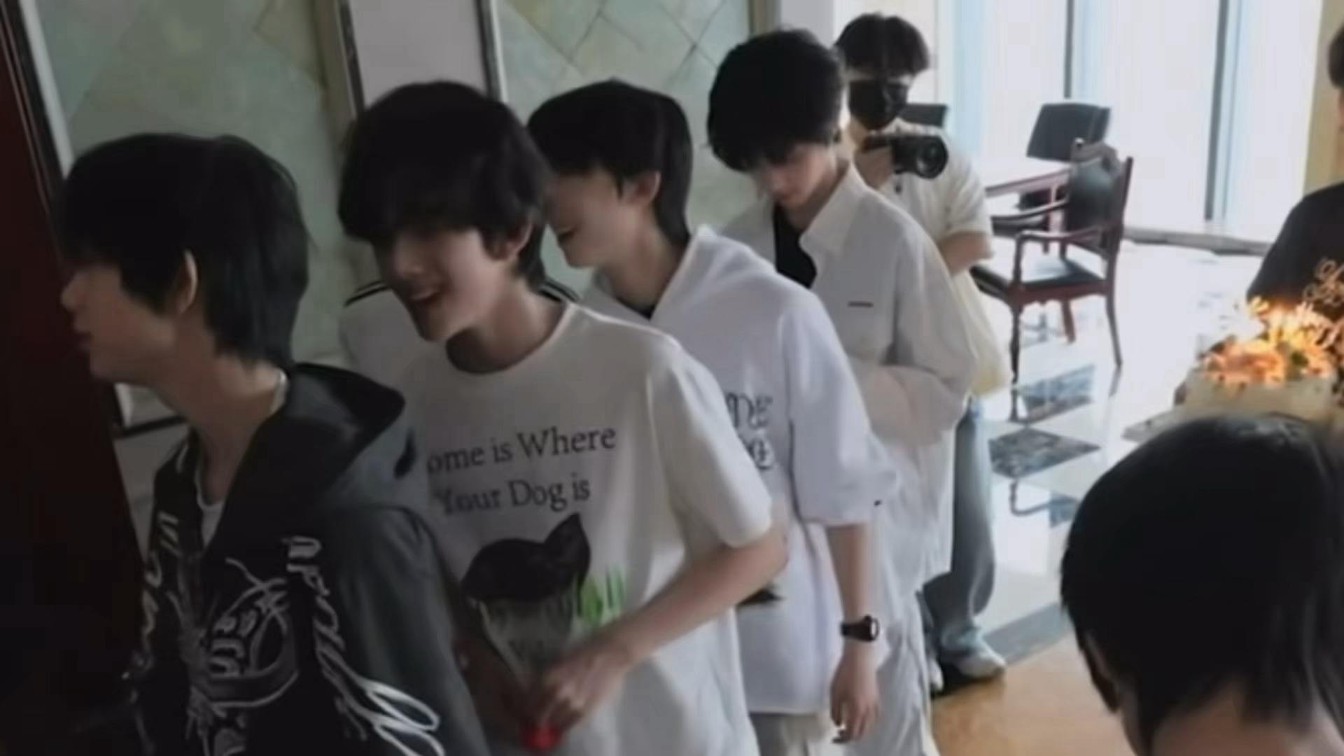 不经意的甩头都能帅成这样真的有人能忍住不叫欧巴吗 