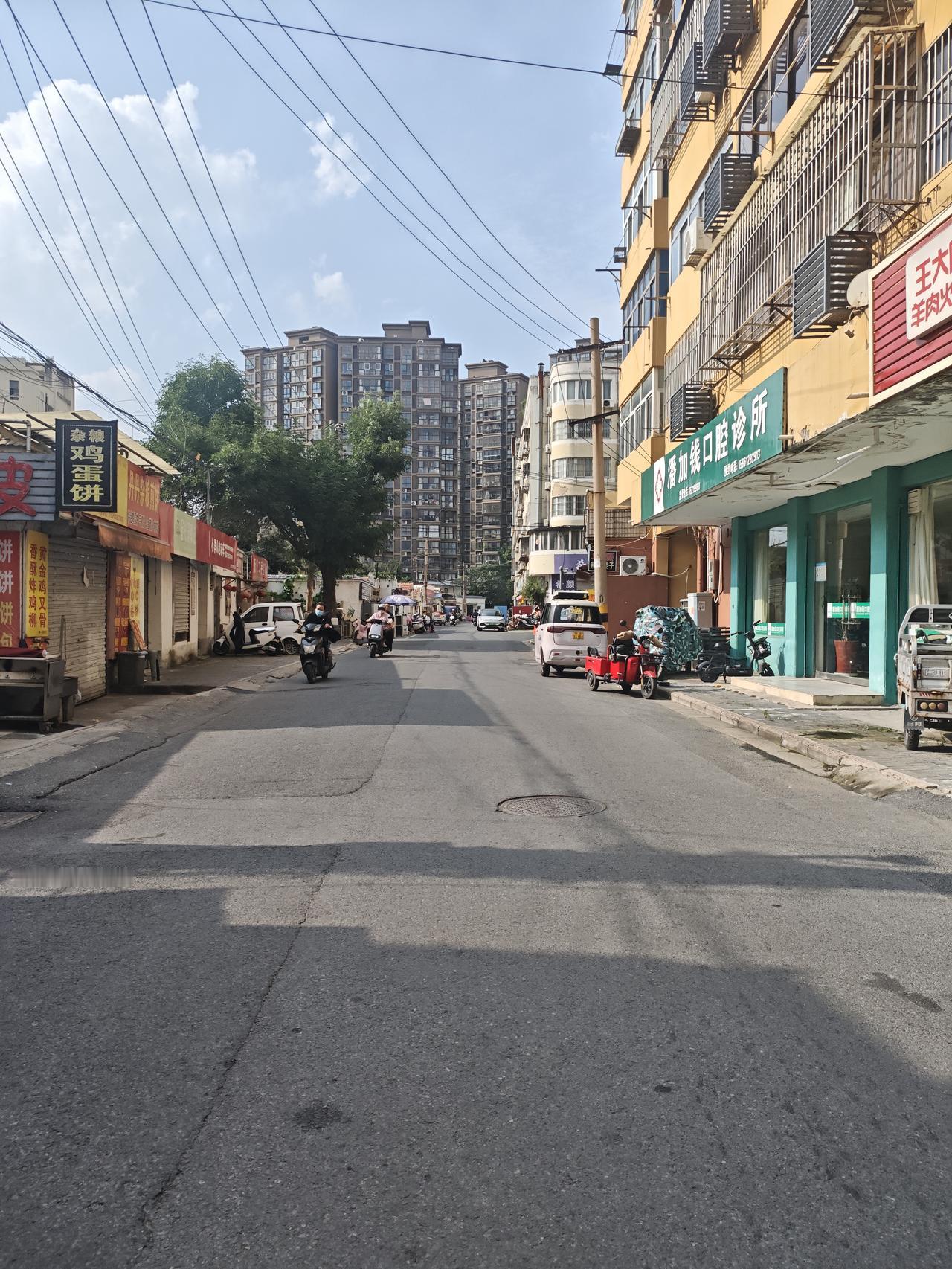 小区凉亭又出新故事了。说有一位老教授退休整三十年，九十岁的人，看上去就像六十多岁