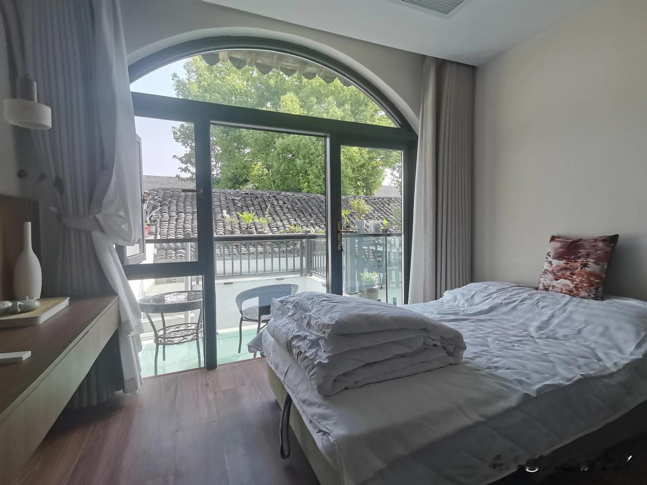 主人说，她家是一个老旧房屋改造装修的“新居所”。下午3：30到达以后，确实如此，