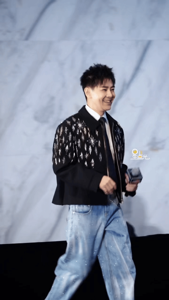 这居然是51岁的林志颖 岁月是把美容刀吧！林志颖出席活动这状态说是25岁我都信，