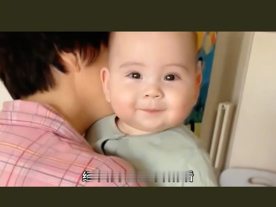 走在路上要是有小宝宝总盯着你看，千万别不好意思，那说明你身上磁场干净、灵魂纯粹，