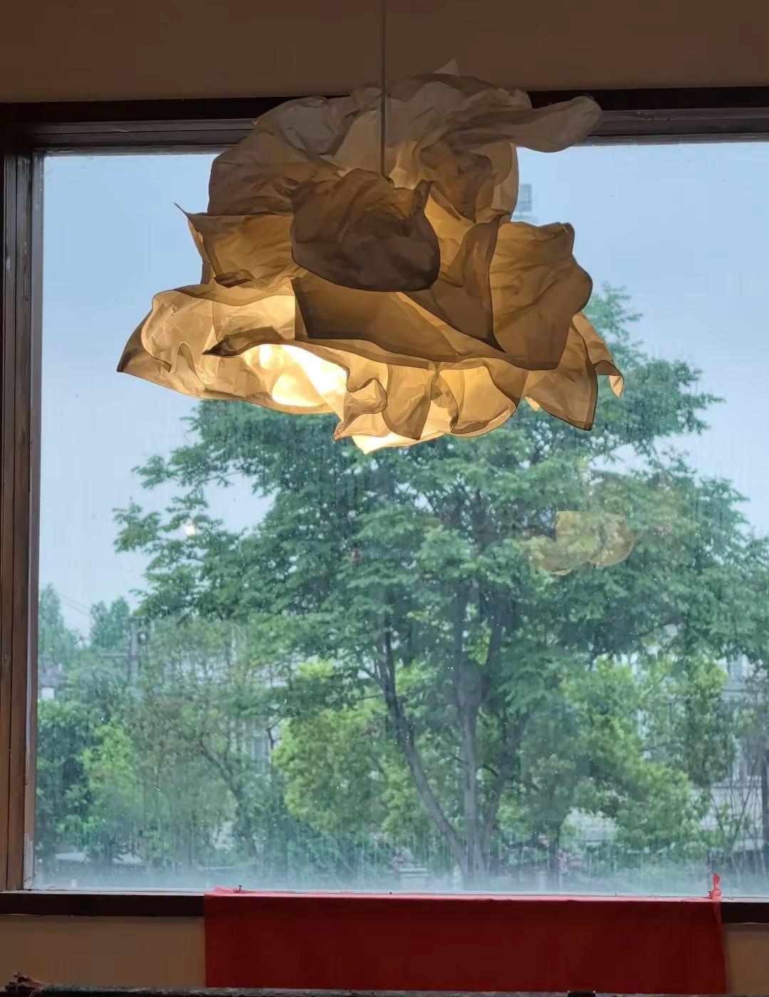 下雨天。雨落倾城，浅予心安。分享治愈系窗景