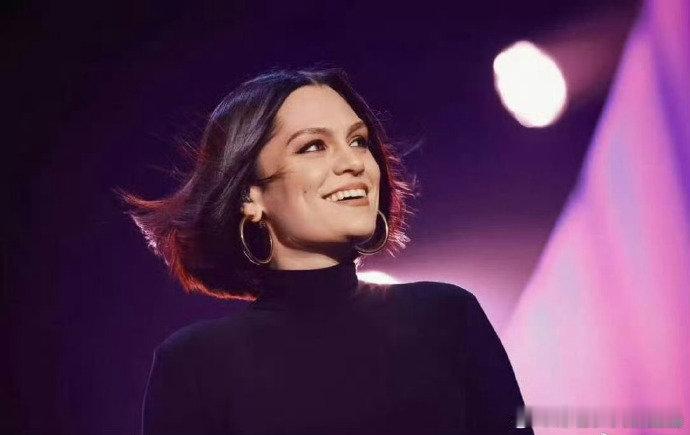 结石姐唱完MyWay哭了很久JessieJ回应哭了歌手2026JessieJ演绎