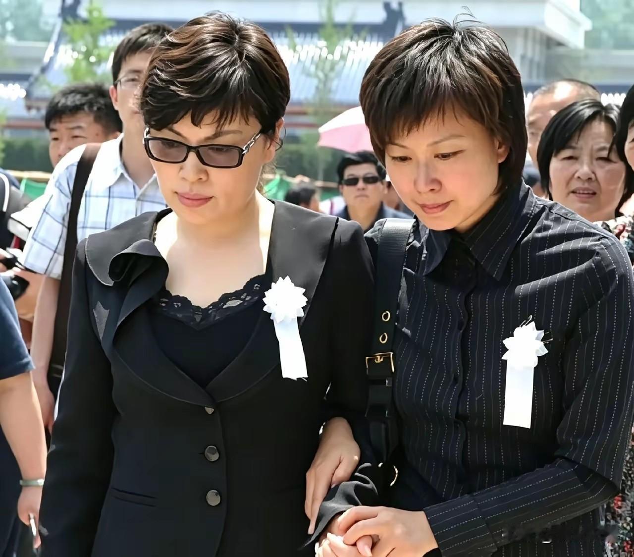 2009年八宝山，罗京的送别现场，李瑞英难掩悲痛让人破防。镜头下，李瑞英一身肃穆