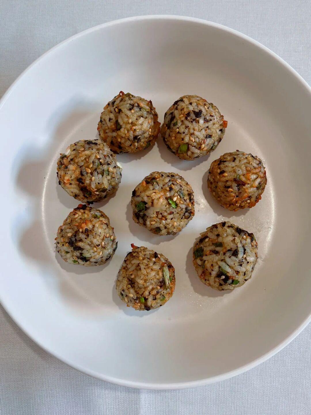 求你们了！吃剩米饭别再倒掉了！做海苔饭团吧