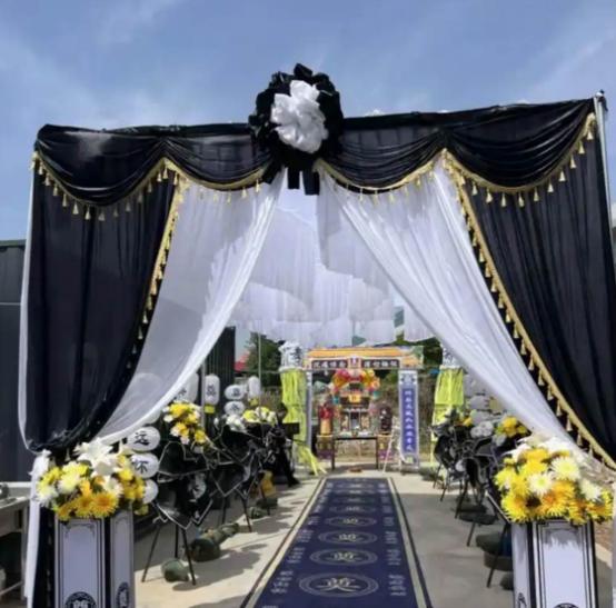 只要参加过白事，你就会明白，遗体还躺着，还没火化，除了至亲，其他人，哪怕是亲侄子