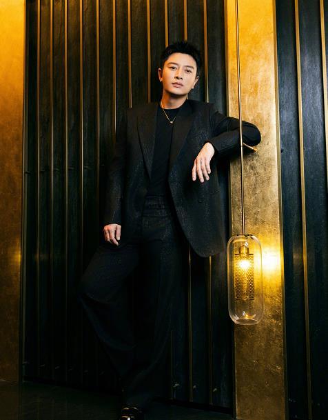 有消费者称在贾乃亮直播间购买的化妆品为“伪造产品”。贾乃亮方回应，高度重视并彻查