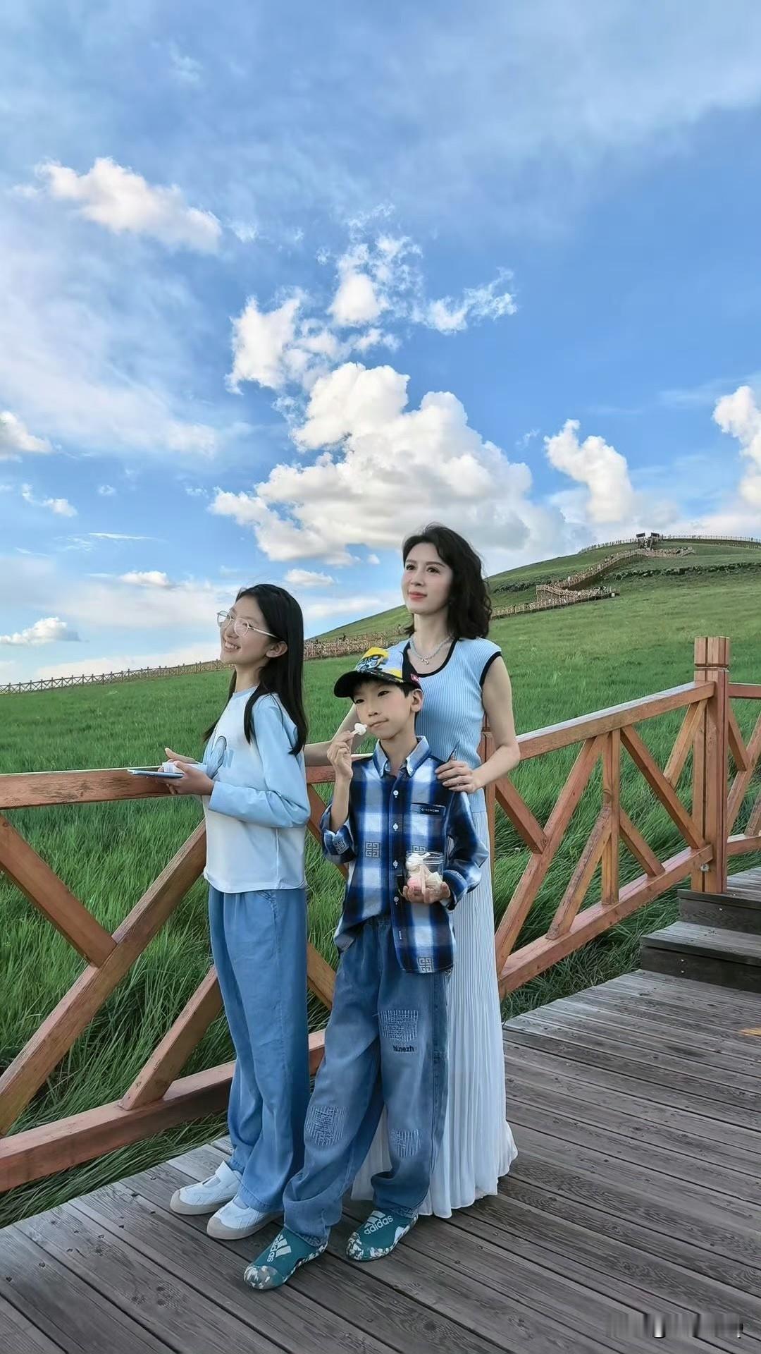 金巧巧带着一双儿女打卡呼伦贝尔莫日格勒河，蓝天白云下，空旷的大草原风光真让人心旷