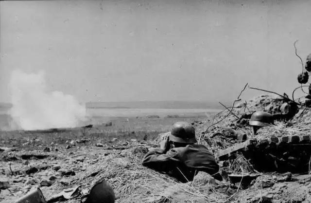 1943年，苏德战争中，苏军意外发现死去的士兵身上，竟然有3、4个密集弹孔。以德