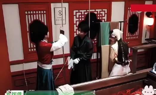 娜扎真的人美心善，彭彭需要爬高完成任务，娜扎全称都很担心，主动上前扶着彭彭，在彭